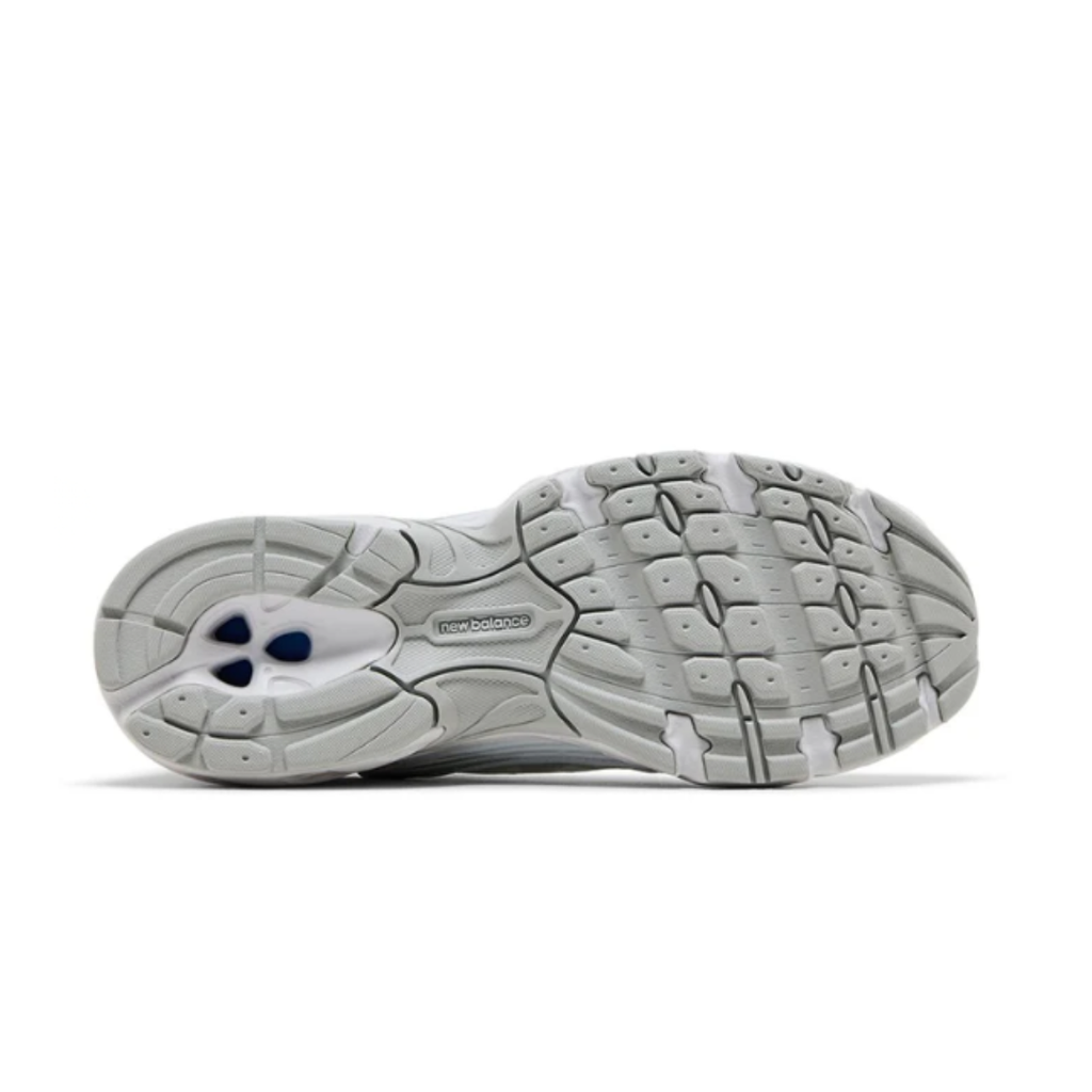 530 White Silver Polka Dots